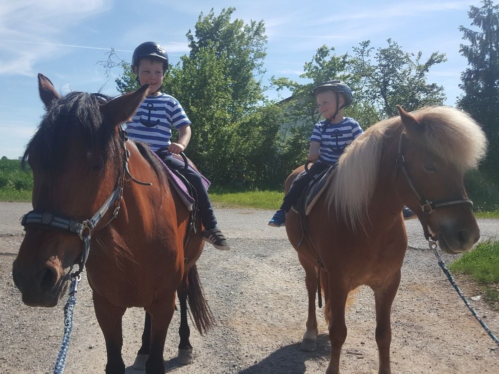 Fröhliche Kinder nach einer erfolgreichen Reittherapie-Einheit bei Physio-Ride.